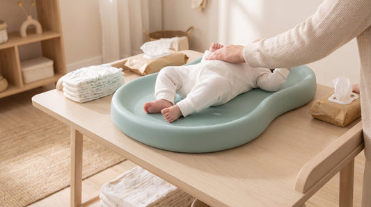 Mintgroen verschoonkussen van Laavir op een houten commode met luiers binnen handbereik