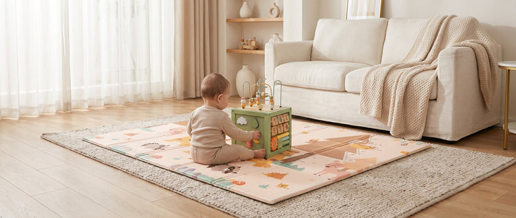 Baby speelt met de Laavir activiteitenkubus op de speelmat